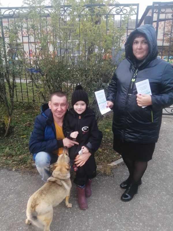 Вручение буклетов «Роль отца в воспитании ребенка»
