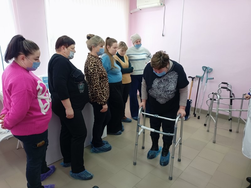 Занятие для помощников по уходу в «Школе ухода» в рамках системы долговременного ухода