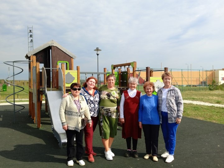 Прогулка на спортивной площадке