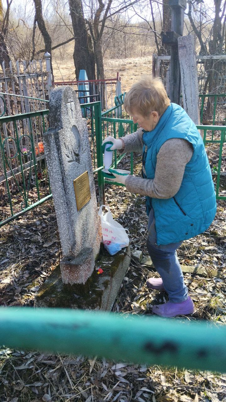 Уход за могилами близких.
