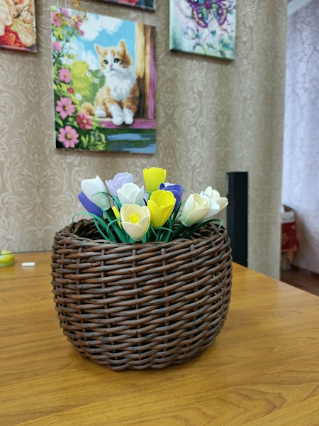 Кашпо из искусственного ротанга.