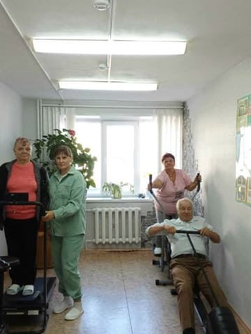 В отделении дневного пребывания с гражданами пожилого возраста и инвалидами инструктором по трудовой терапии проводятся занятия на специальных тренажерах.