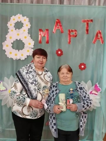 Ежегодно социальные работники ГБУ «КЦСОН Тонкинского МО» поздравляют своих подопечных с Международным женским днём 8 Марта.