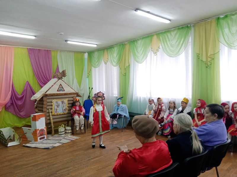 Выступление детей детского сада «Аленушка»